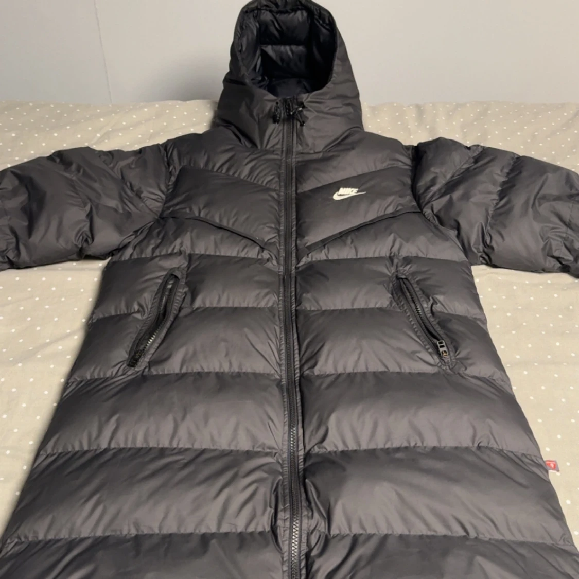 Svart lång pufferjacka från Nike Storlek S