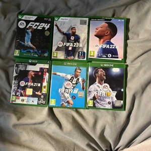 FC24, FIFA 23, FIFA 22, FIFA 21, FIFA 19, FIFA 18 (Xbox One/Series X) - Samling med sex populära fotbollsspel till Xbox One och Series X: FC24, FIFA 23, FIFA 22, FIFA 21, FIFA 19 och FIFA 18. Perfekt för dig som älskar sport och vill utmana vänner i fotbollsmatcher med de senaste och klassiska titlarna.