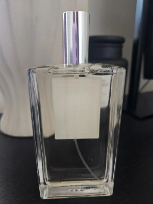 The Essence Vault 467  - Unisex parfym med noter av pistage, hasselnöt, vispad grädde, marshmallow, bergamott, rum, päron, jasmin, peony, hallon, vit persika, turkish delight, sandelträ, kakao och ceder. Volym: 100ml Eau de Parfum. Endast testad men föll mig inte i smaken 