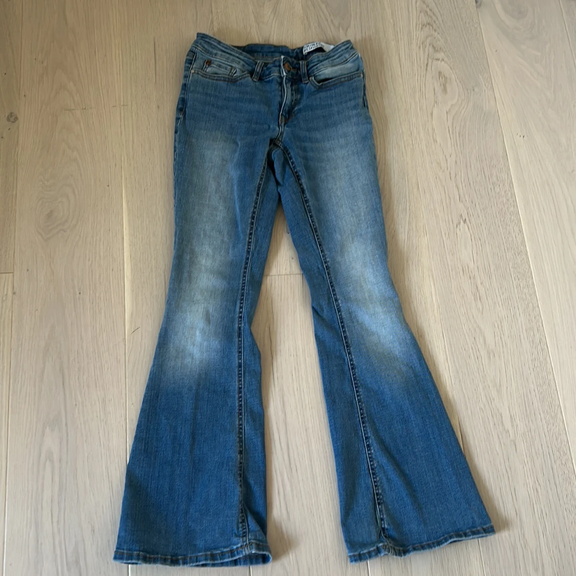 Blå bootcut jeans från Vero Moda - 2