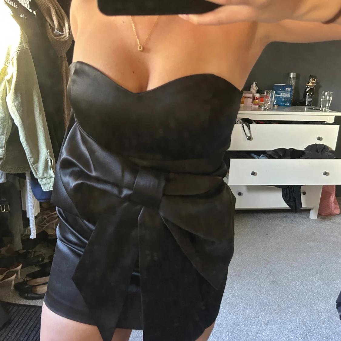 Svart miniklänning med rosett