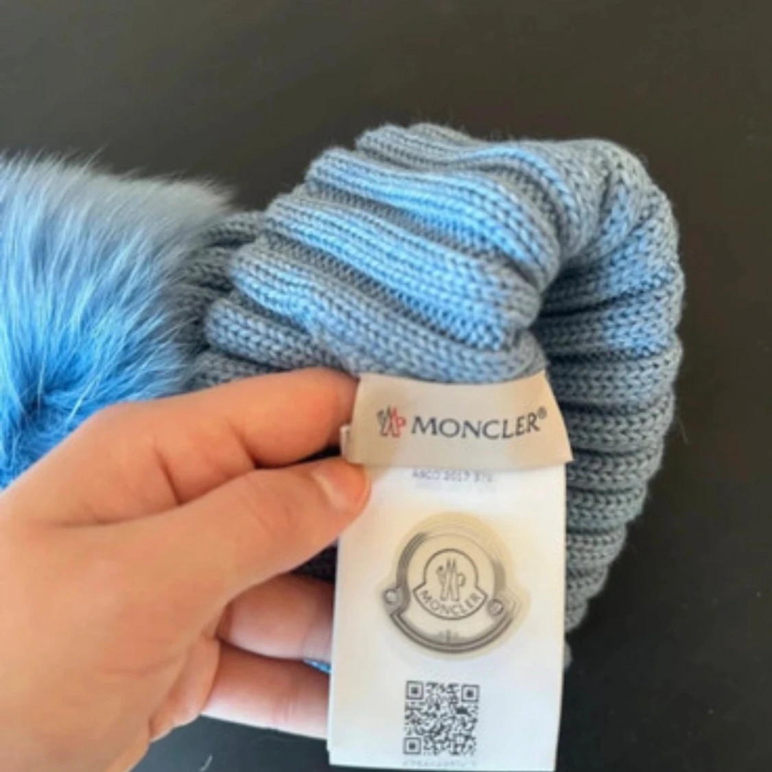 Blå Moncler mössa med pälsboll - 4