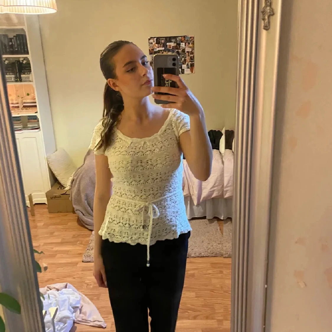 Vit stickad blus med knyt i midjan - 1