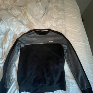 Svart och grå sweatshirt från BOSS - Storlek S passar dig som är runt 175-180 och den är äkta. S/M. Har använt den två gånger 