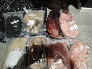 Flera peruker i olika färger - Säljer ett gäng snygga peruker i olika färger: svart, blond, beige och flera nyanser av rosa. De har olika långt hår, rakt, lockigt och/eller vågigt och är tillverkade i syntetmaterial. Perfekt för cosplay, photoshoots eller när du vill byta stil snabbt. 