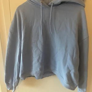 Ljusblå hoodie från 157, L/XL - Säljer en chill ljusblå hoodie från 157 i storlek L/XL. Tröjan har huva med snörning, ribbade muddar och en loose passform. Perfekt för dig som gillar oversized stil och mjuka material. Fleece på insidan för extra comfort.