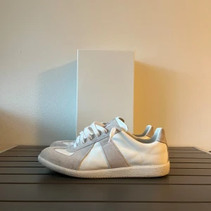 Maison Margiela Gats - Maison Margiela Gats Vita i storlek 43 EU Skick: 8/10, använda sparsamt och i mycket bra skick ✅                                        100% äkta och allt OG följer med vid köp av skorna