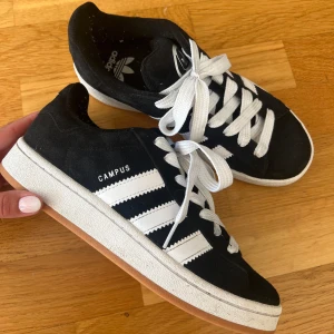 Adidas campus 00 - Säljer dessa svarta adidas campus då de inte kommer till användning. Jättebra skick, använda ett fåtal gånger. Storlek 38☺️