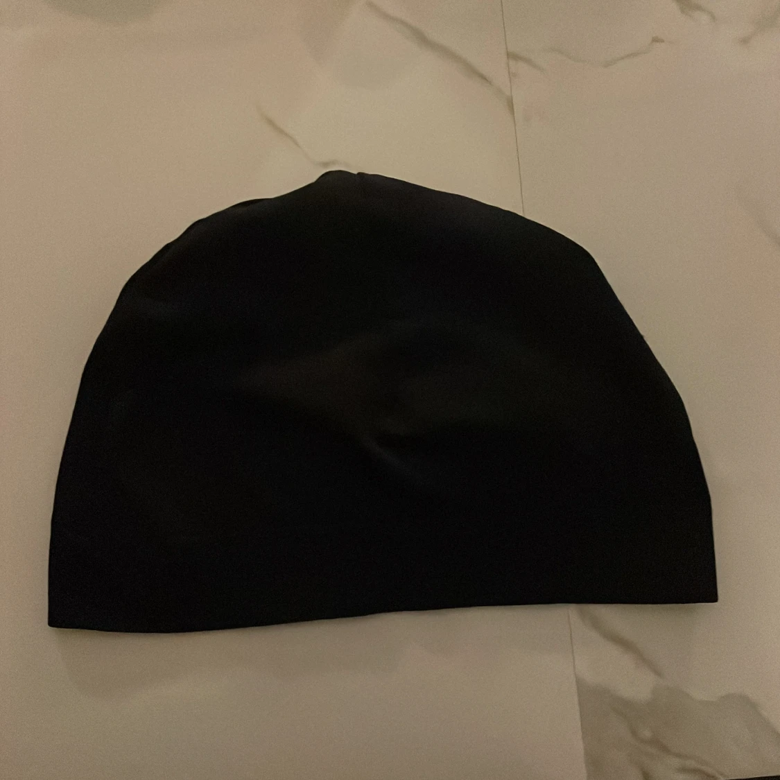 Svart mössa med tryck från decrease - 1