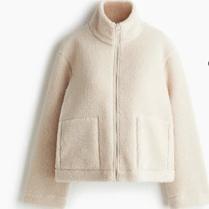 Fin beige teddy jacka  - Fin teddy jacka från HM. Använd men i fint skick! Hör av dig för frågor eller bilder🩷🩷