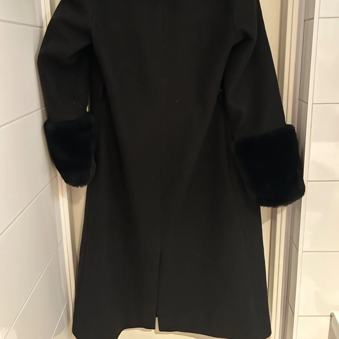 Svart kappa med päls - 1