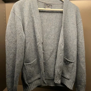 Kofta herr - Skit snygg kofta från puritan det är 70% ull och 30% polyester skriv vid funderingar 