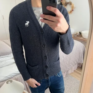 Abercrombie fitch stickad cardigan  - Otroligt fin cardigan i toppskick, perfekt nu med en hoodie under, priset kan diskuteras! 