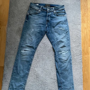Jack&Jones Slim fit  - Säljer ett par riktigt feta Jack&Jones jeans med slitningar💯            Modell: Slim fit Glenn✅                  Storlek:30W 30L✅ Tveka inte på att skriva vid minsta fundering!