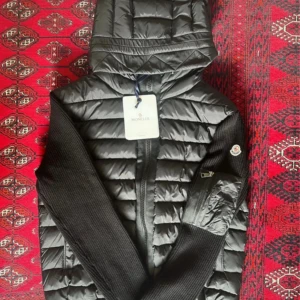 Moncler cardigan svart  - Hej, hade köpt den till min son men passade tyvärr inte riktig bra och eftersom hade slängt kvittot så fick jag inte använda mig av öppet köp.                            Vid funderingar om vad som ingår med köpet osv så är det bara att fråga 👍