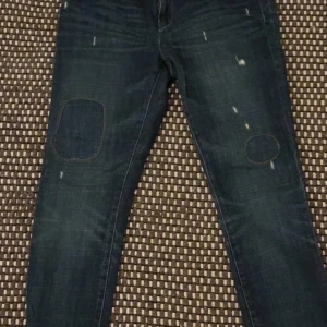 Mörkblå jeans från Ralph Lauren - Mörkblå jeans från Ralph Lauren med rakaben. Perfekt slitningar och riktigt skön, jag an sölja de billigare eftersom jag är osäker med priset 