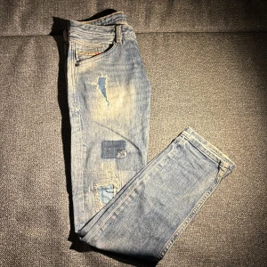 Diesel jeans med slitningar  - Feta blåa tajta diesel jeans med slitningar. Kvaliten är hyfsat bra, storlek 140/146 passar de flesta som är 12-13 år. 
