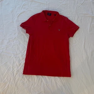 Pikétröja  - Röd Gant pikétröja. Storlek S.