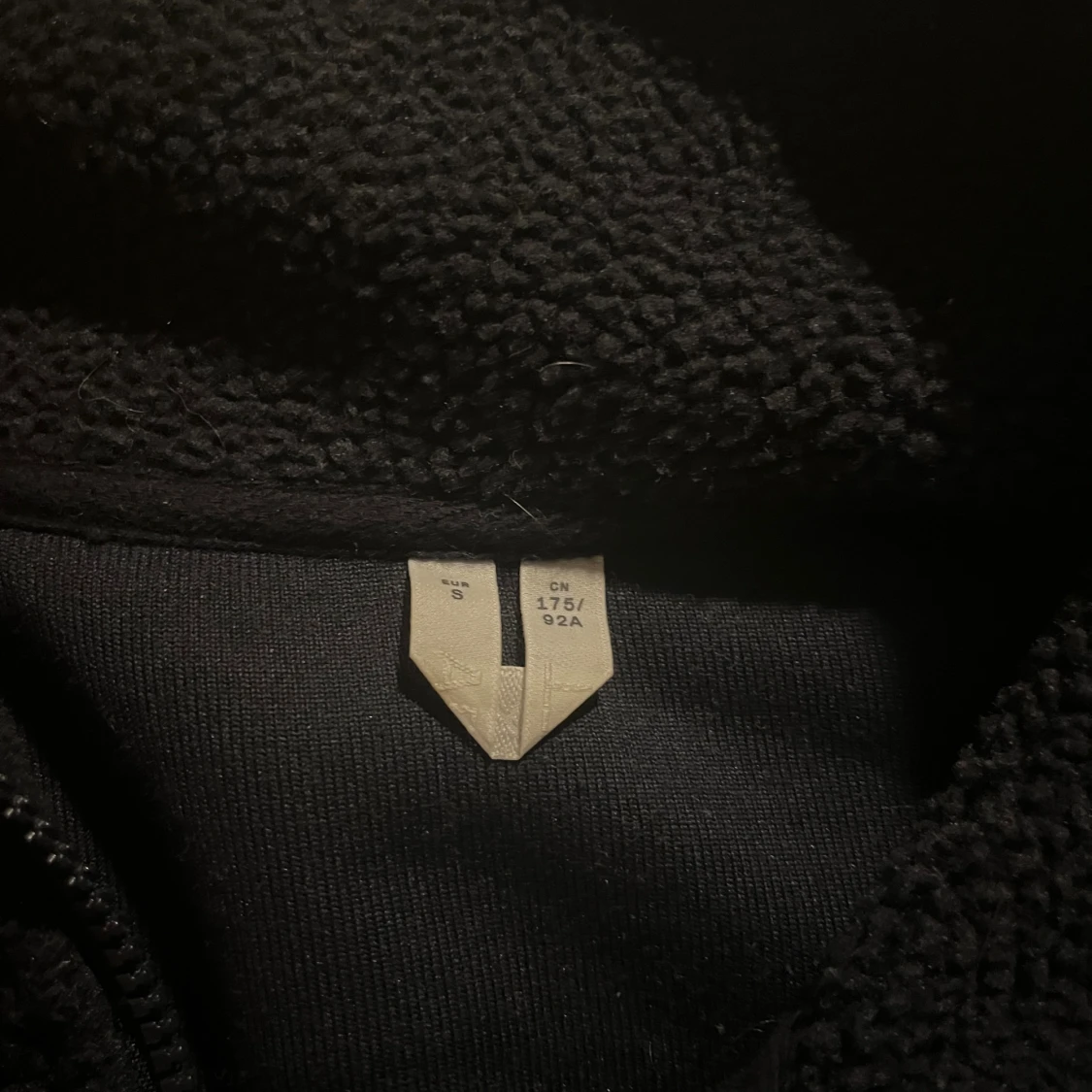 Svart fleece-tröja med half zip - 2