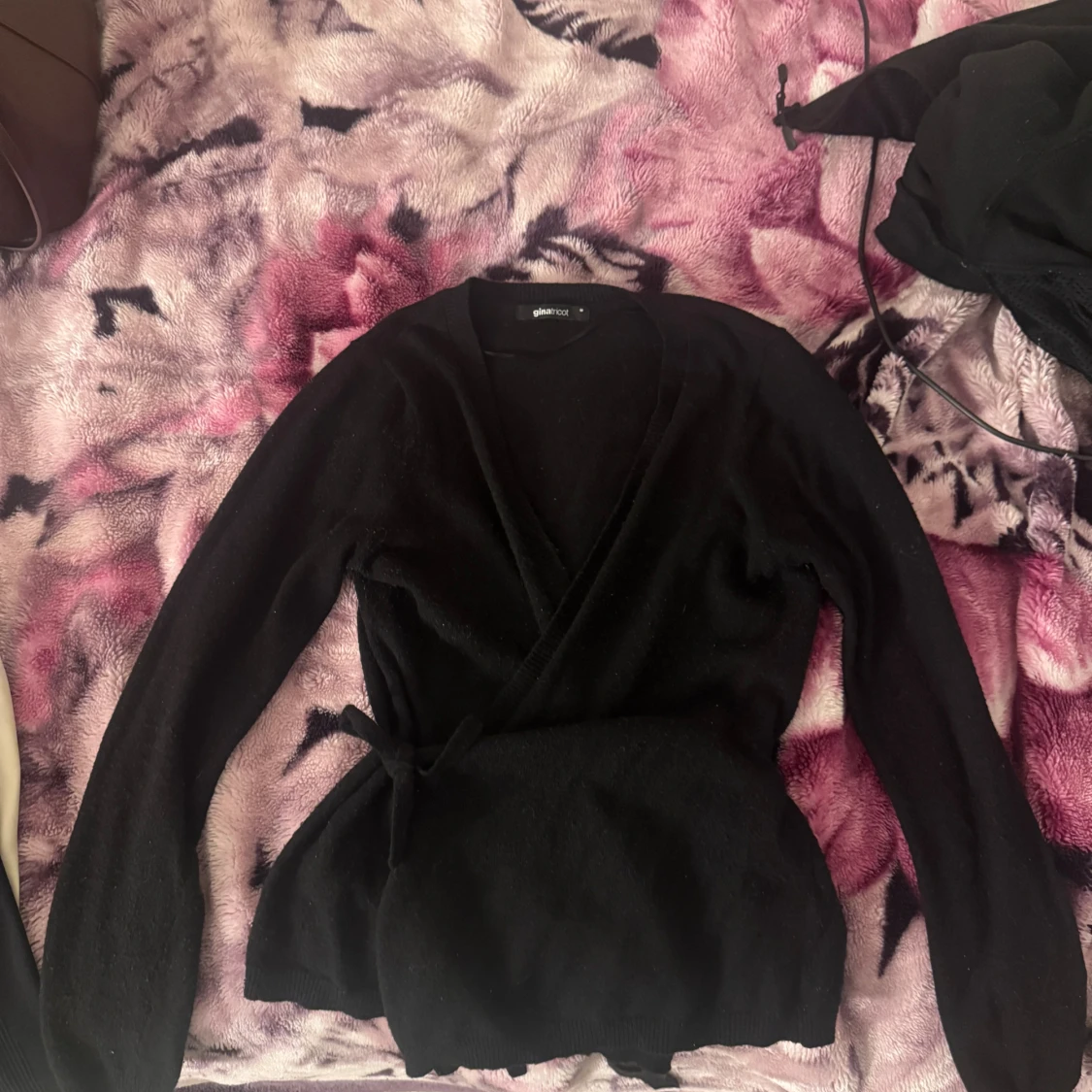 Svart omlottkofta från Gina Tricot