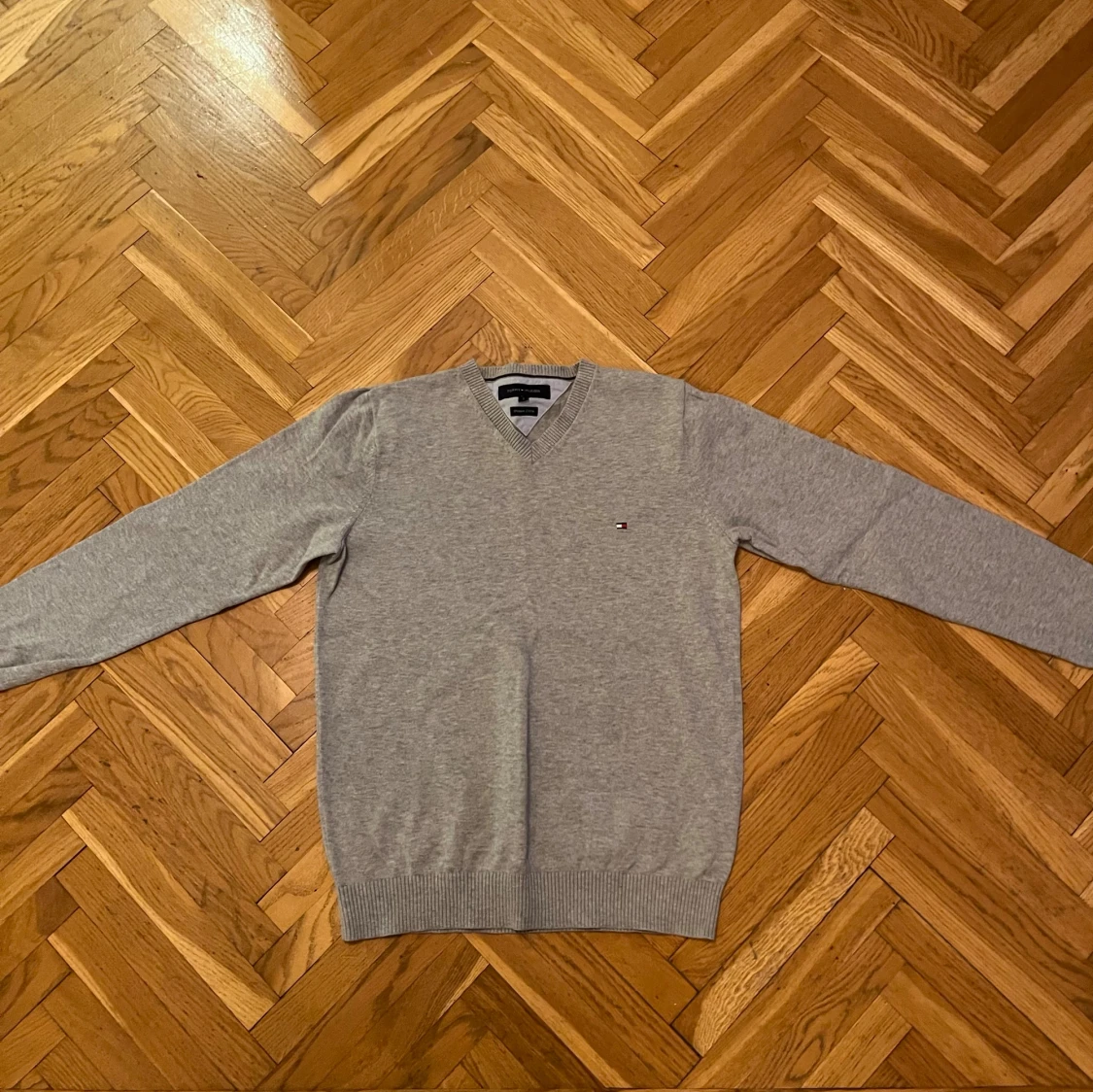 Grå v-ringad tröja Tommy Hilfiger - 2
