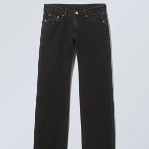Arrow low waist regular straight leg jeans - Lågmidjade jeans från Weekday i färgen ”Tuned black” i storlek 23/30 alltså XXS, helt oanvända har endast blivit tvättade och säljs då de var för små☺️