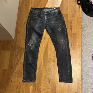 Dondup Jeans w33 - Säljer dessa riktigt feta Dondup Jeans i storleken w33 modell george slim, har du frågor om varan bara skicka till mig