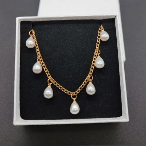 Handgjort halsband och pärlor  - Stilfull halskedja med pärlor.                                Material: rostfrit stål                                                                   Längd: 40-45 cm..Nickelfri .Priset utan ask blir lägre.