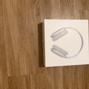 AirPods Max - Säljer ett par Apple AirPods Max i silver, helt nya och oanvända i originalförpackning. Hörlurarna är fortfarande inplastade och levereras med skyddsfodral. Perfekt för dig som vill ha högkvalitativt ljud och aktiv brusreducering. Inga synliga defekter eller slitage.