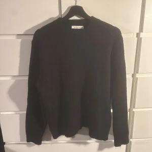 Svart stickad tröja från Paul & Friends - Svart stickad tröja från Paul & Friends med rund hals och lång ärm. Tröjan har en mjuk och lite luddig yta som ger en skön känsla. Enkel och stilren design som funkar till många olika looks. Perfekt för dig som gillar klassiska plagg med en twist. Nypris ca 1500 mitt pris 599