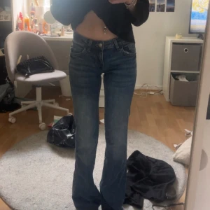 Mörkblå bootcut jeans med låg midja - Helt nya jeans från H&M. Jättefina men kommer inte till användning. Är i storlek xs 32 men passar mig som har 34!