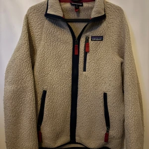 Beige fleece jacka från Patagonia - Hej, säljer den här mysiga fleece jackan från patagonia. Jackan är i mycket gott skick och säljs på grund av att den har blivit för liten. Hör gärna av dig om du har frågor!