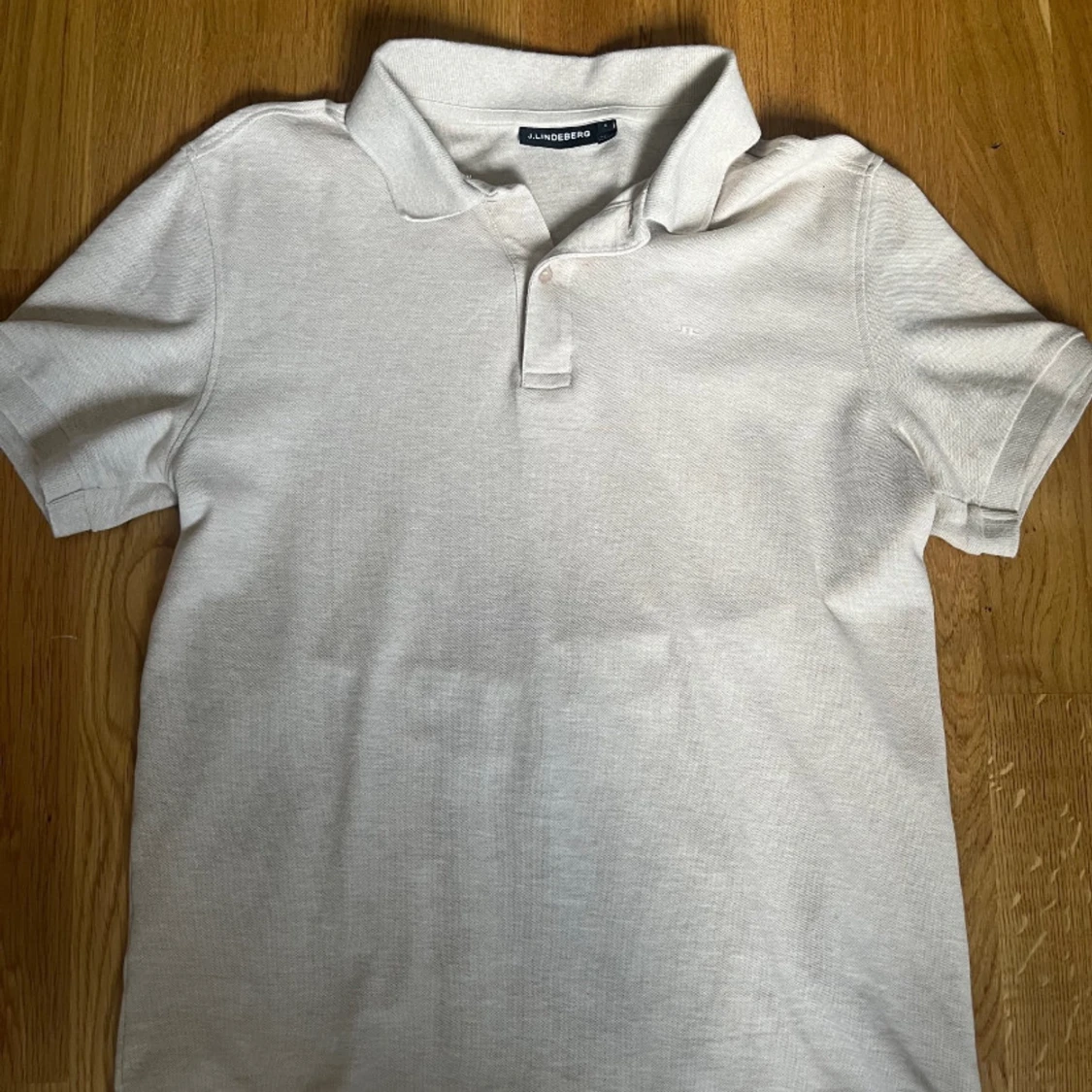 Vit pikétröja från J.Lindeberg