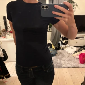 Intimissimi mörkblå topp - Säljer en enkel och stilren mörkblå topp med korta ärmar. Modellen är tight och har en klassisk rund halsringning.