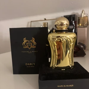 Parfums de Marly Darcy EdP - Lyxig Eau de Parfum från Parfums de Marly, Paris. Flaskan har en exklusiv design i guld och parfymen är tillverkad i Frankrike. Perfekt för dig som vill sticka ut med något unikt och elegant. Endast använd 2-3 gånger. Ordinarie pris 2 720kr
