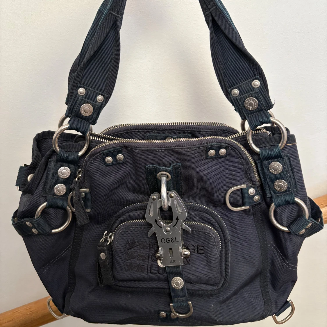 Svart axelväska George Gina & Lucy