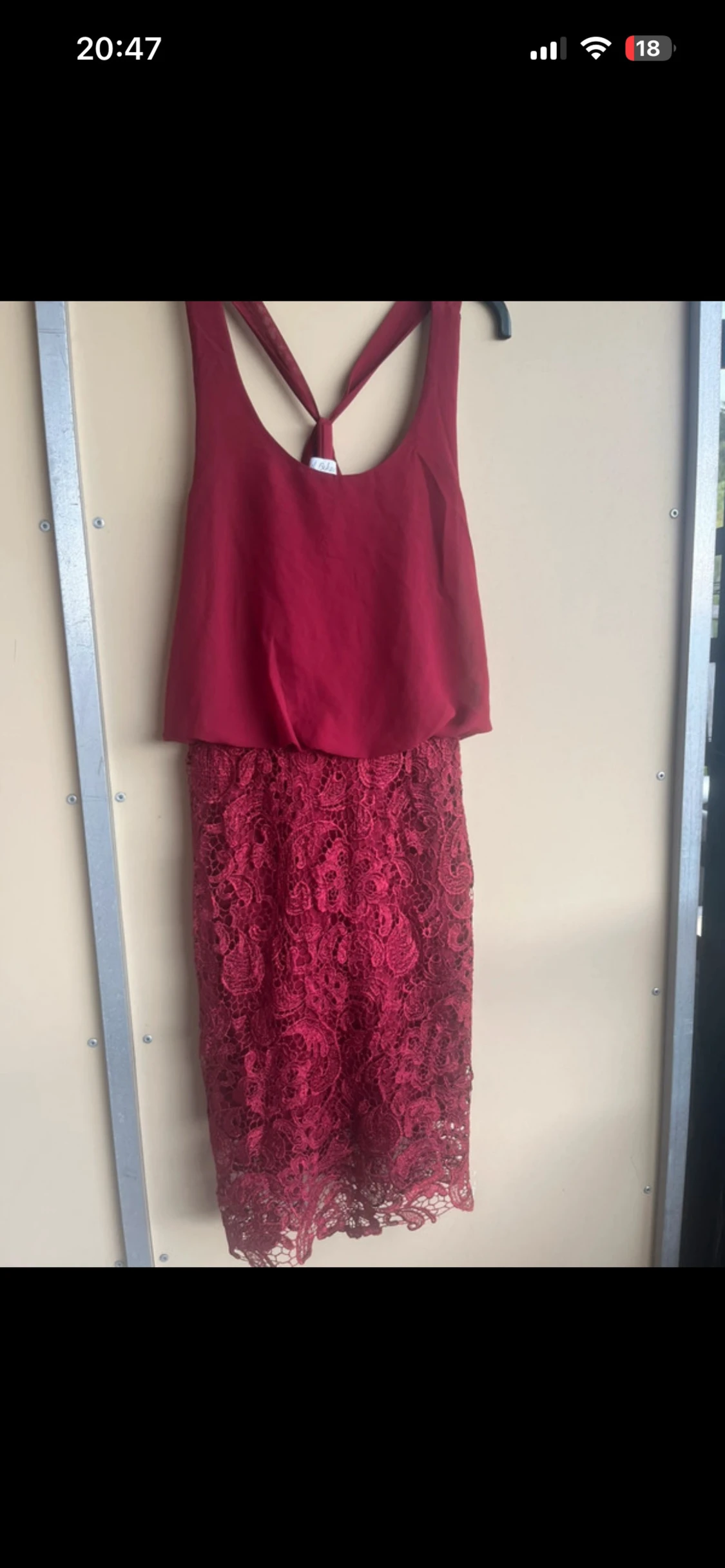 Vinröd spetsklänning med öppen rygg