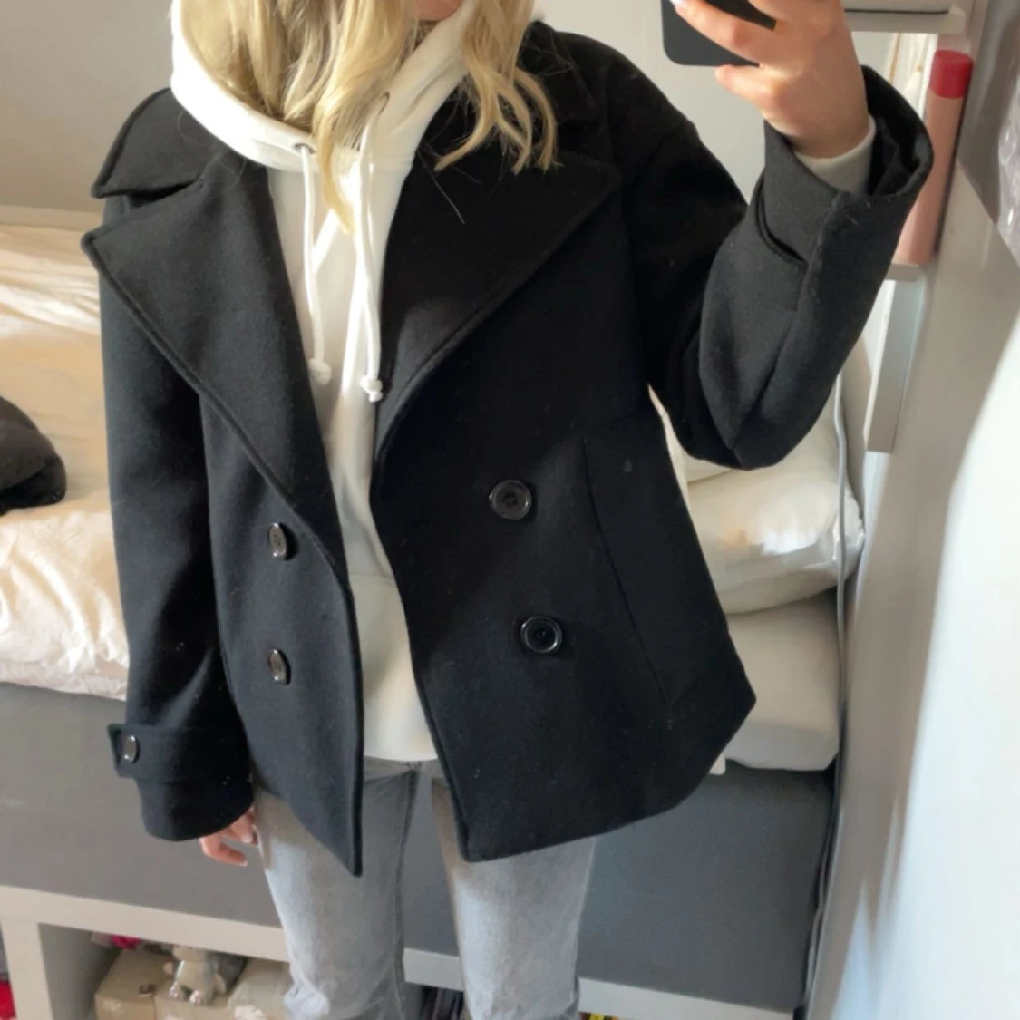 Svart skepparkavaj med stora knappar