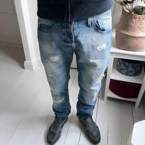 Replay jeans revor  - Replay jeans. Inga defekter, använda dock. Mått A: 43 cm, B: 103 cm. Modellen är 180 cm 75 kg och bär W 32 L32 passar honom perfekt. Inte för skinny och inte för baggy ✌️