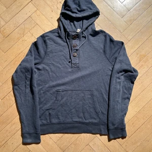 Hollister button-up hoodie - Storlek XL men passar mer som M/L. 71cm lång och 57cm i axelbredd. Skriv vid ytterligare frågor eller funderingar🤝