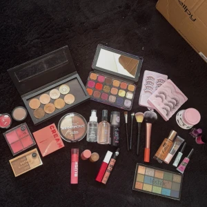 Smink paket - Sminkpaket med massa fint, paletter, bas, borstar, läpprodukter och fransar. Både nytt och använt. Perfekt för någon som vill fylla upp sminkväskan billigt. 💌
