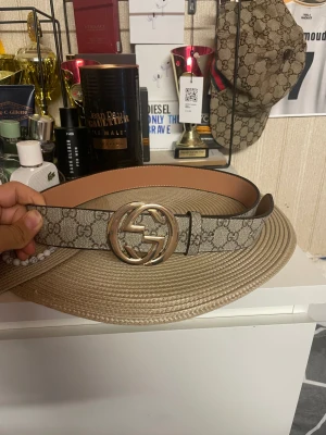 GG bälte  - Jag säljer min GG bälte färgen är beige och storleken är 105 cm