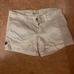 Vita shorts från Terranova XS - Fräscha vita shorts från Terranova i storlek XS. De har klassisk midja, framfickor och bakfickor med snygga knappar. Materialet är mjuk bomull och passformen är normal. Perfekta för varma sommardagar och chill häng.