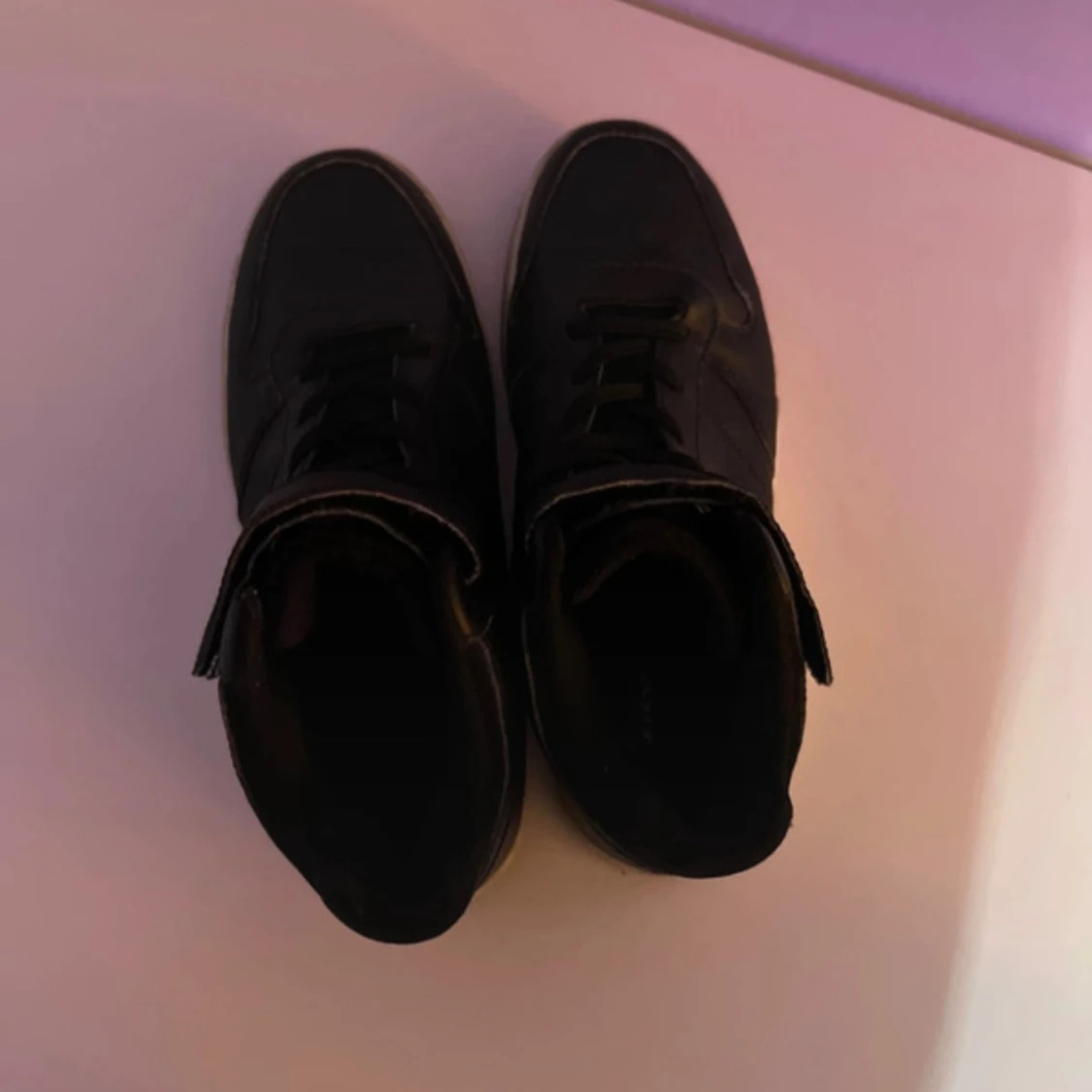 Svarta high top sneakers från Warp - 1