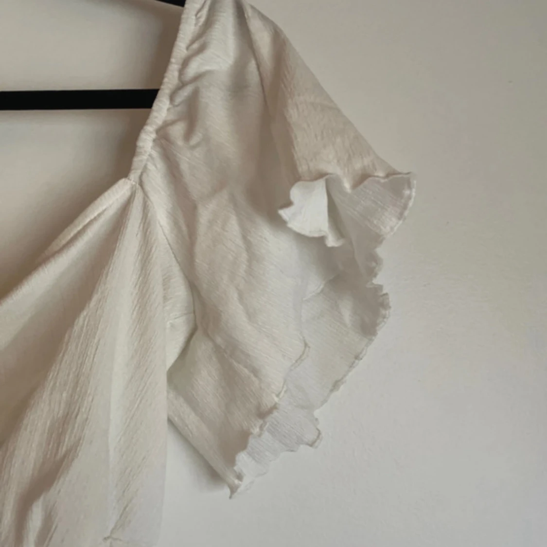 Vit omlott blus med volangärm - 2