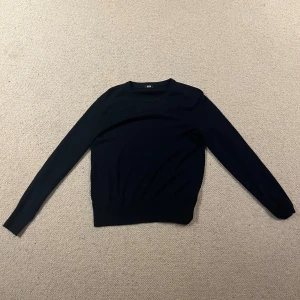 Uniqlo merino tröja - Riktigt fett merinoull tröja ifrån uniqlo. Säljer den pågrund av att den tyvärr har blivit för liten. Skicket på tröjan är 7,5-10. Ny pris 650 mitt pris 300. Hör av er vid minsta fundering.   