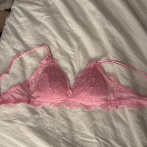 Rosa spets BH Lindex  - Säljer en superfin och populär rosa bh från Lindex med små rosetter! 🎀Helt ny och oanvänd!