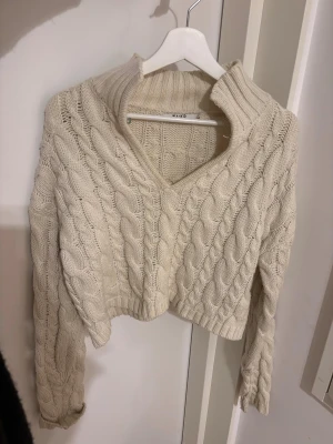 Stickad tröja - Vit stickad tröja från NAKD. 