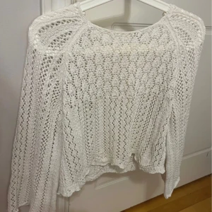 Vit stickad tröja från ONLY - Supersöt vit stickad tröja från ONLY med lätt utsvängda ärmar. 