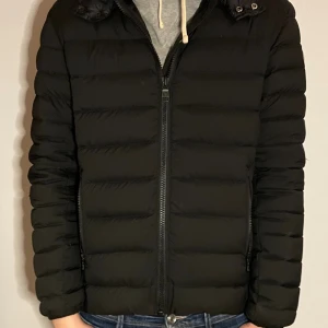 Svart pufferjacka från Colmar - Svart pufferjacka från Colmar Originals. Perfekt för vintern. Skriv vid frågor👍